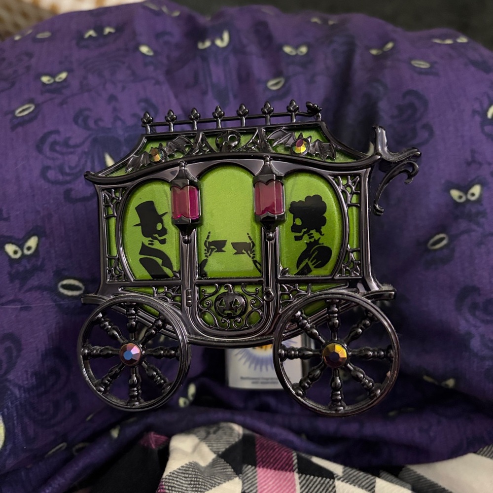 Elegant Black and Green Carriage wallflower, lights up when in use